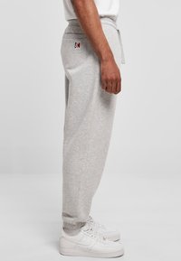 Karl Kani SMALL SIGNATURE UNISEX - Spodnie treningowe