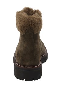 Stivaletto in camoscio marrone con un caldo risvolto in pelliccia sintetica, superficie testurizzata e suola spessa in gomma con un evidente motivo di battistrada.