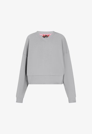 Grau geschnittenes Sweatshirt mit V-Ausschnitt, langen Ärmeln und gerippten Ärmelbündchen. Glatte Textur mit einem Etikett, das ein mehrfarbiges Design im Kragen trägt.