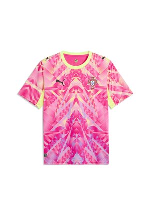 Pinkes und gelbes Sporttrikot mit kurzen Ärmeln, geometrischen Mustern, Puma-Logos auf den Ärmeln und der Brust sowie dem Fußballwappen Portugals auf der linken Brustseite.