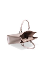 Sac à main rose pâle avec deux poignées, ouvert pour révéler un intérieur spacieux et un petit compartiment intérieur, sur fond blanc.