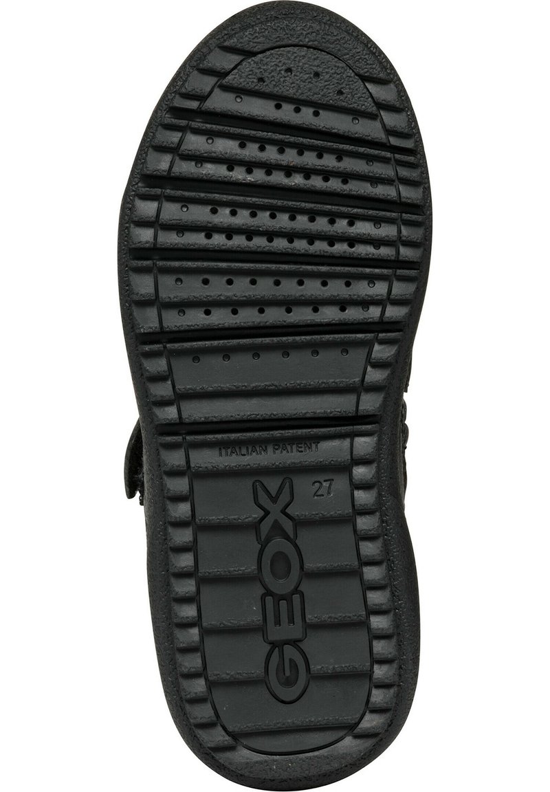 Czarna gumowa podeszwa z rowkowaną teksturą, otworami odpływowymi i wytłoczonym logo "GEOX". Posiada płaski, antypoślizgowy design zapewniający dobrą przyczepność.