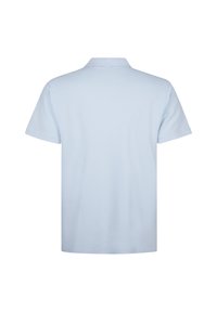 Lyseblå polo shirt med en ensartet, glat tekstur. Har krave og korte ærmer med syningsdetaljer langs sømmene.