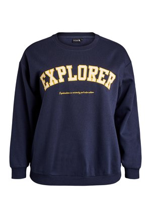 Námořnický modrý svetr s dlouhými rukávy, žebrovanými manžetami a lemem. Na hrudi v tučném žlutém písmu nápis "EXPLORER" a pod ním slogan.