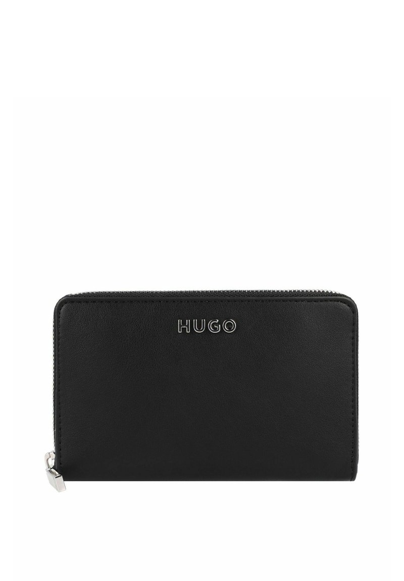 Cartera de piel negra con cremallera que presenta el logo 'HUGO' en relieve en la parte delantera, textura suave y un diseño rectangular elegante. Acento de hardware plateado.