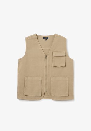 Gilet beige senza maniche realizzato in un tessuto dalla consistenza morbida. Presenta una zip frontale, due ampie tasche anteriori e una piccola tasca sul petto.
