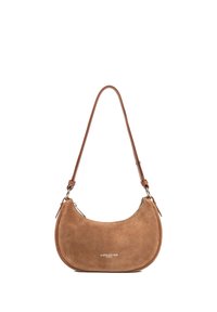 Borsa a tracolla in camoscio marrone con forma curva, sottile tracolla in pelle e dettagli in argento. Presenta una zip frontale e il nome del marchio impresso.