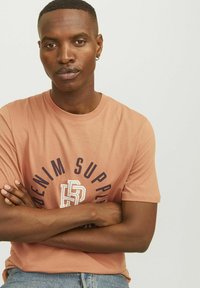 Jack & Jones PREMIUM GEDRUCKT RUNDHALS - Apdrukāts T-krekls - sunburn