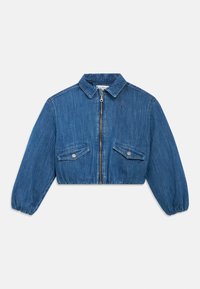 Κοντό τζιν μπουφάν σε μέτριο μπλε, με εμπρόσθιο φερμουάρ, δύο τσέπες στο στήθος με κουμπιά και ελαστικές μανσέτες.