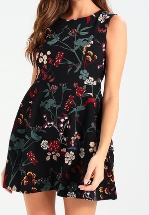 Kleid mit Blumenmuster auf schwarzem Hintergrund, ärmelloses Design, figurbetontes Oberteil und ausgestellter Rock. Mit mehrfarbigen Blumen und Blättern.