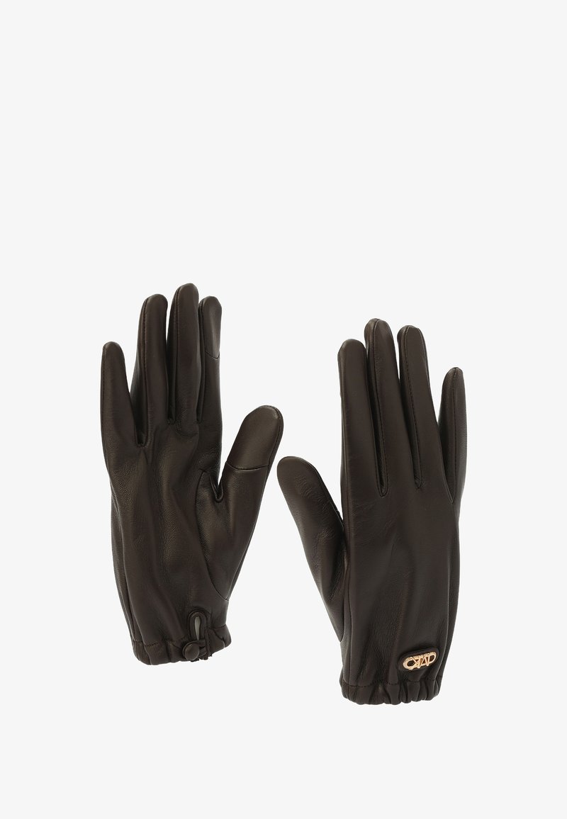Gants en cuir marron avec une texture douce, une forme ajustée et un poignet élastique. Présente un accent subtil avec un logo métallique.