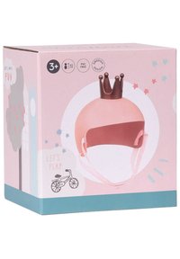 Imballaggio in cartone rosa con un elmetto per bambini accentato da una corona marrone. Include immagini di una bicicletta e testo giocoso. Senza PVC.