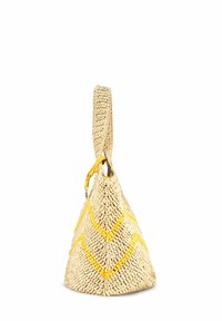 Woven straw handbag in a triangular shape, adorned with yellow zigzag patterns and a yellow accent strap. Textured, lekkie i otwarte.