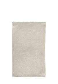 Couverture en polaire gris clair avec une texture lisse et un petit logo Jack Wolfskin en relief dans le coin supérieur gauche.