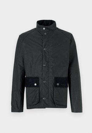 Μαύρο μπουφάν με ψηλό γιακά, κουμπιά τύπου σναπ και δύο μπροστινές τσέπες με σουέντ λεπτομέρειες. Κατασκευασμένο από ματ, αδιάβροχο υλικό.