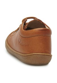 Scarpa in pelle marrone con punta arrotondata, finitura liscia, design con lacci e suola in gomma flessibile con un motivo di grip testurizzato.