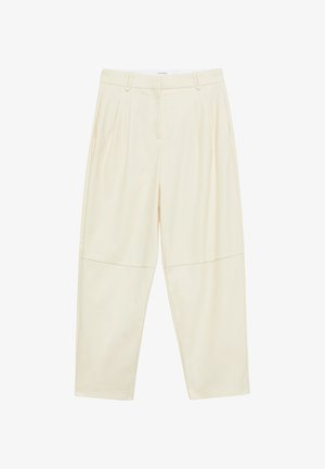 Cremefarbene, maßgeschneiderte Hose mit Bügelfalten, Gürtelschlaufen und einem schmal zulaufenden Bein, flach auf einem weißen Hintergrund liegend.