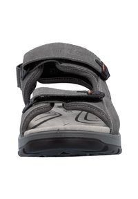 Sandales grises avec fermetures à strap réglables, semelle intérieure rembourrée, semelle texturée et détail de logo sur la bride supérieure.