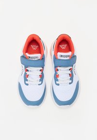 Baskets blanches en mesh avec des accents bleus et orange, dotées d'une bande velcro, de lacets et de semelles texturées. Logo Kappa affiché sur le côté.