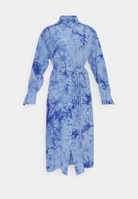 Modrá tie-dye košilová šaty s dlouhými rukávy, zapínáním na knoflíky, límečkem a páskem v pase. Má rovný střih a přední rozparek pro snadný pohyb.