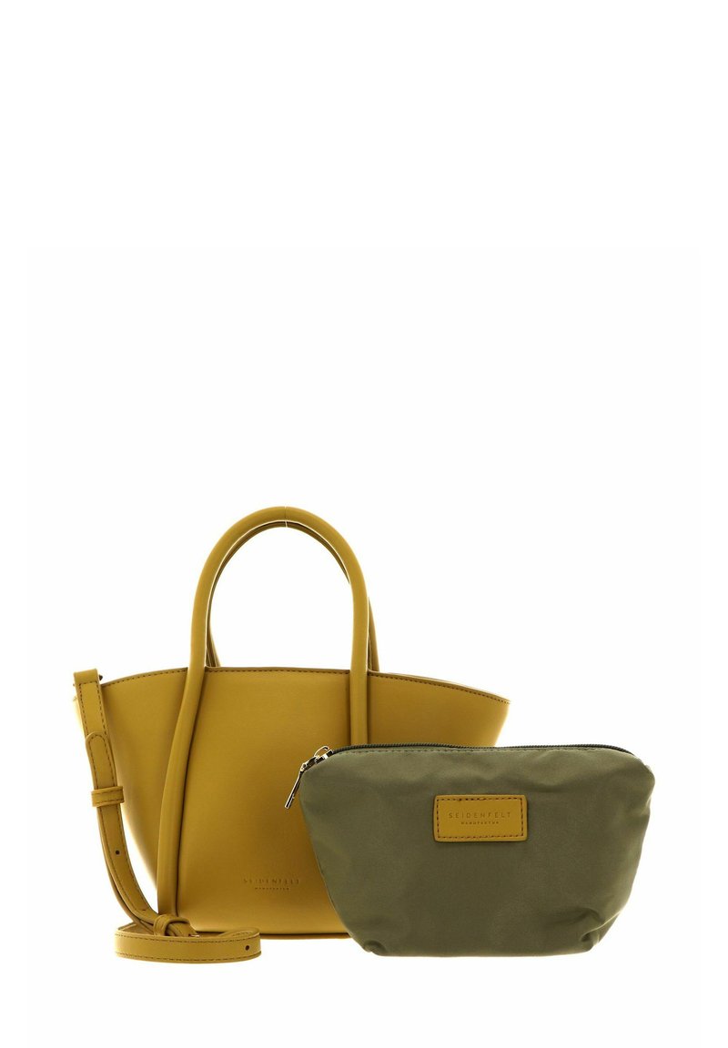 Sac à main jaune moutarde avec deux poignées et bandoulière amovible à côté d'une pochette zippée vert olive avec étiquette de marque en cuir.