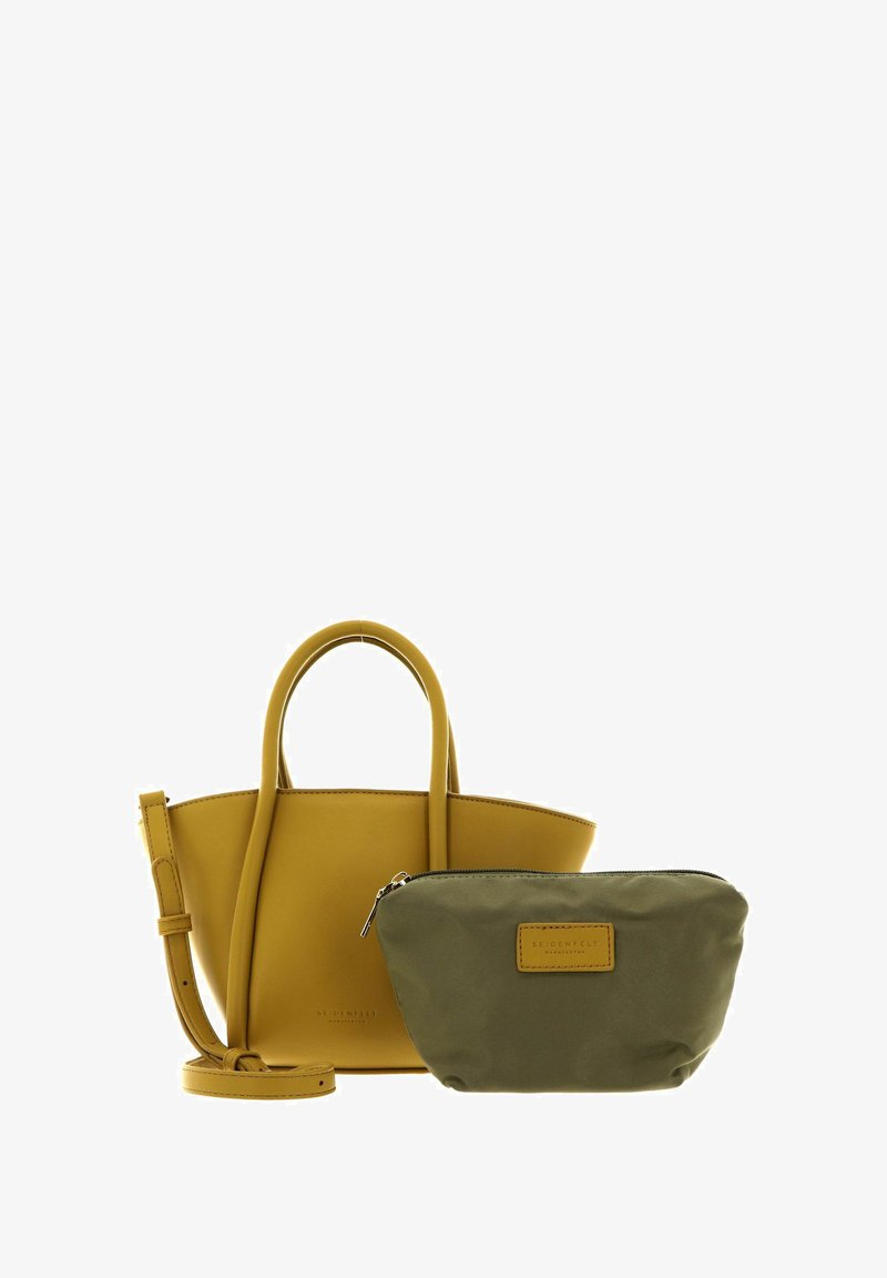 Sac à main jaune moutarde avec deux poignées et bandoulière amovible à côté d'une pochette zippée vert olive avec étiquette de marque en cuir.