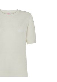 Maglione a maniche corte color crema in maglia con scollo rotondo, caratterizzato da un piccolo logo ricamato sul petto e dettagli a coste sull'orlo.