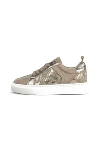 Scarpa sportiva in suede taupe con dettagli in rete metallica, leggera imbottitura e suola in gomma bianca. Presenta chiusura con lacci e linguetta.