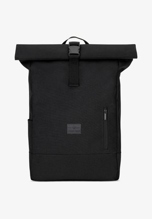 Zaino roll-top nero realizzato in tessuto testurizzato, dotato di tasca frontale con zip, tasca laterale in rete e chiusura con tracolla regolabile. Presenta un'etichetta di branding.