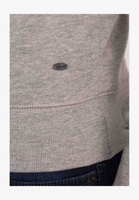 Nevybráno, light grey melee