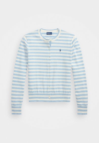 Cardigã riscado em azul claro e branco, feito de tecido suave, com um decote redondo, fecho com botões e um pequeno logótipo bordado no peito.