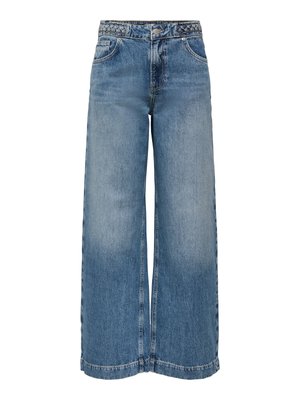 Jeans larges en denim bleu taille haute avec détail de ceinture tressée, fermeture avant par bouton, fermeture éclair, et style à cinq poches.