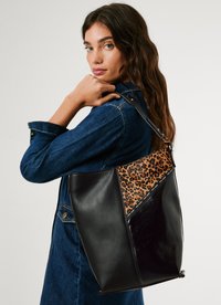 Svart läderhandväska med ett leopardmönster som accent. Har en strukturerad form, en slät yta och ett robust axelband.