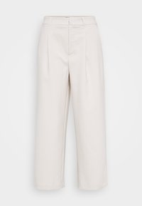 Beige wijde broek gemaakt van een soepele stof, met twee voorplooien, een tailleband met riemlussen en een rechte zoom.