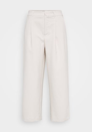 Bež hlače širokega kroja iz gladkega blaga, z dvema sprednjima naborkoma, pasom z গুরুত্বnimi zankami in ravnim robom.