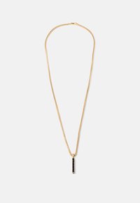 Gouden ketting met een verticale rechthoekige zwarte hanger met een gestructureerd oppervlak, weergegeven op een eenvoudige witte achtergrond.