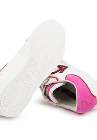 Zapatillas altas de lona blanca con acentos en rosa y rojo. Presentan suelas texturizadas y un interior acolchado. Detalle del logo en color vivo en el costado.