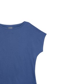 Niebieska koszulka z krótkim r ękawem i szerokim dekoltem, zaprezentowana na jednolitym białym tle, podkreślająca jej kolor i szczegóły designu.