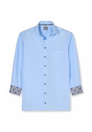 Lichtblauw herenen overhemd met zwarte knopen, een borstzakje en een bloemenpatroon aan de binnenkant van de kraag en de manchetten.