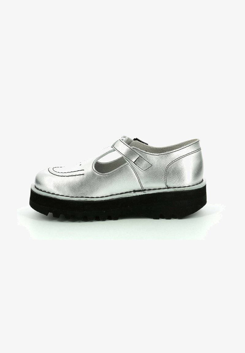 Chaussure Mary Jane argentée avec semelle noire épaisse et fermeture à bride latérale, dessus en cuir lisse et bout arrondi sur fond blanc.
