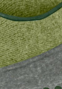 Materiale in feltro verde con una superficie strutturata, bordato da un bordo verde scuro liscio, accanto a una sezione inferiore grigia. Palette di colori semplice.