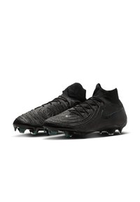 Le scarpe da calcio nere presentano una tomaia intrecciata e testurizzata con un motivo circolare, lacci neri e un collare flessibile; progettate per una trazione ottimale.
