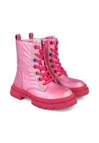 Botas de tobillo rosas con un acabado brillante y acolchado. Presentan ojales en forma de estrella de colores y cordones a juego, además de una gruesa suela de goma.
