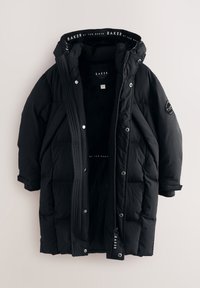 Svart puffjacka med huva, med en framzipper och tryckknappar, texturerad tyg och logotypdetaljer på ärmarna och kragen.