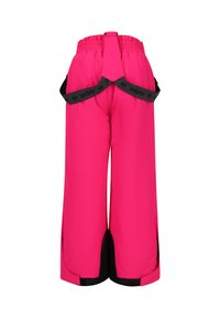 Heldere roze waterdichte broek met een elastische tailleband, verstelbare zwarte schouderbanden, en zwarte accenten bij de pijpen en zakken.