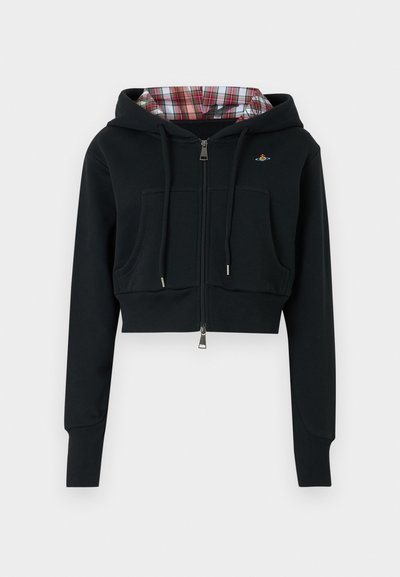 Leikattu musta hupullinen vetoketjullinen huppari, jossa on kaksi etutaskua ja ruutukuvioinen vuori. Rinnassa pieni kirjailtu logo.