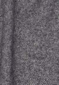 Tekstureret grå stof med et subtilt herringbone-mønster. Lavet af en blanding af fibre, den har varierende nuancer af grå og en blød finish.