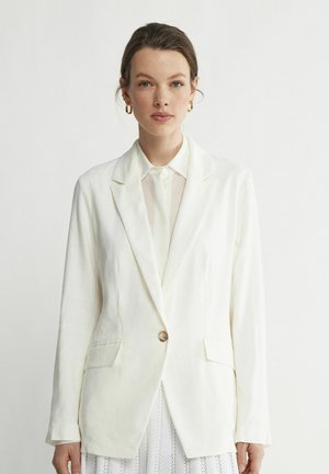 Hvid linned blazer med en enkelt knaplukning, spids revers, to frontlommer og en afslappet pasform. Glat tekstur og minimal detaljer.