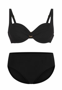 Completo bikini nero con top a coppa imbottita e intrecciata, accentuato da un anello dorato, e slip a vita alta coordinati realizzati in tessuto morbido.