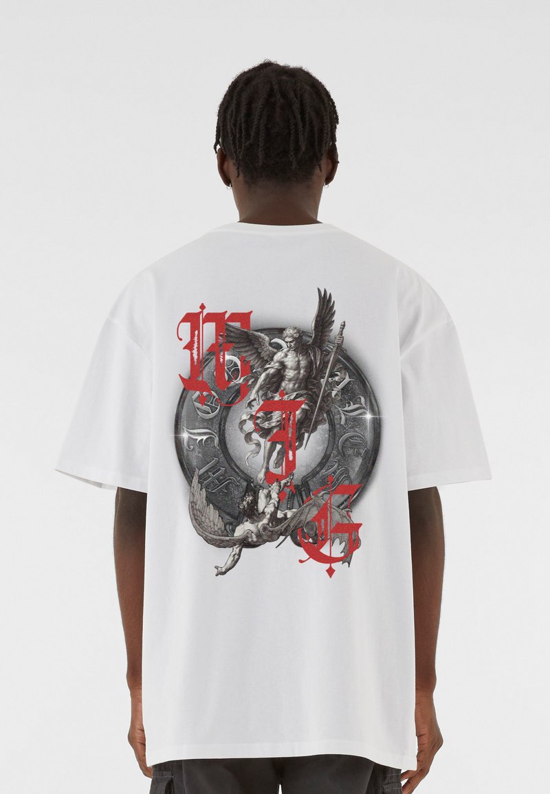 Biela oversized tričko s detailným grafickým potlačou v čiernej a červenej farbe, zobrazením mytologických postáv a kruhových prvkov.